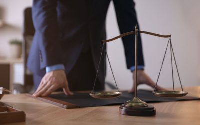 Comment un avocat peut-il contester son licenciement ?