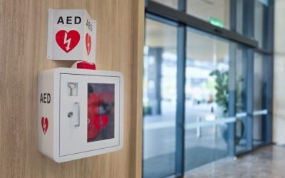 Installation d’un défibrillateur : de plus en plus d’ERP concernés